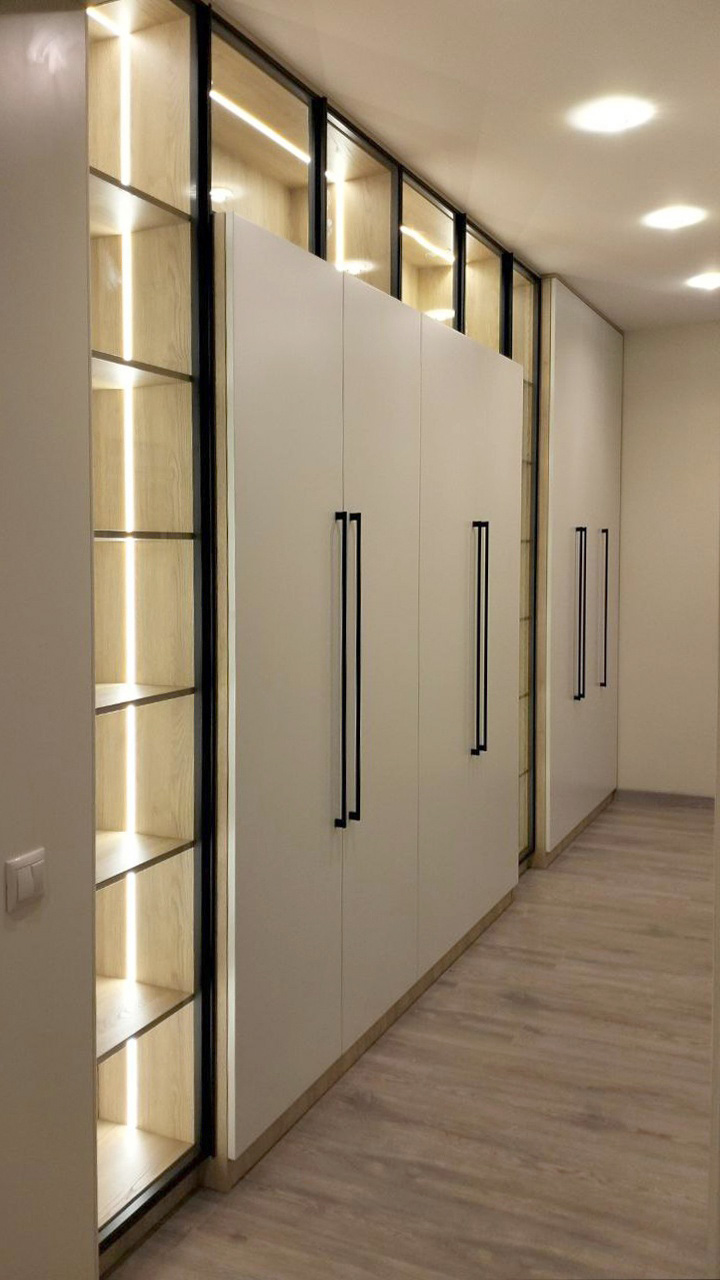 Корпусная прихожая с распашными фасадами