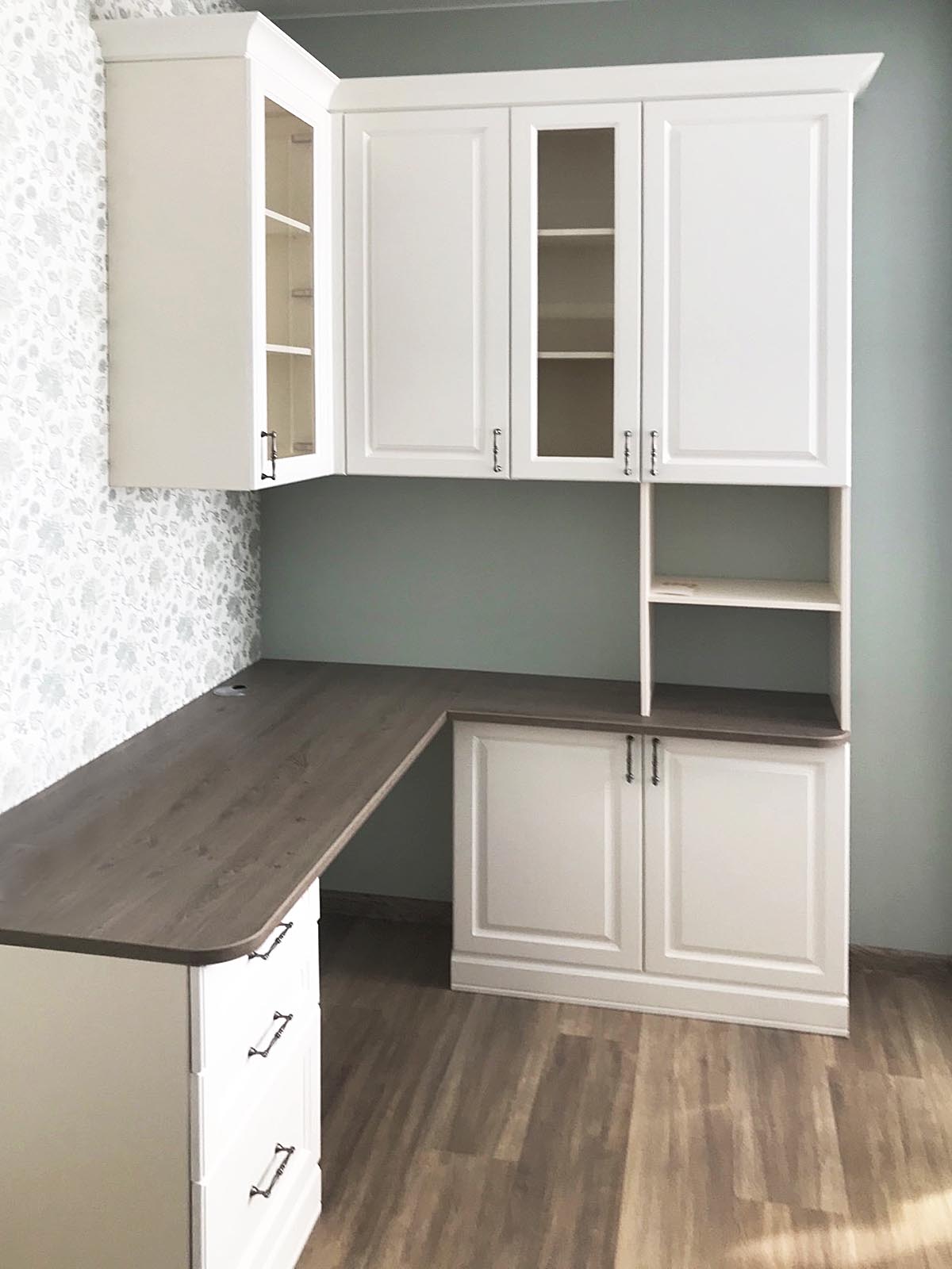 Рабочий стол и система хранения с фасадами из МДФ 