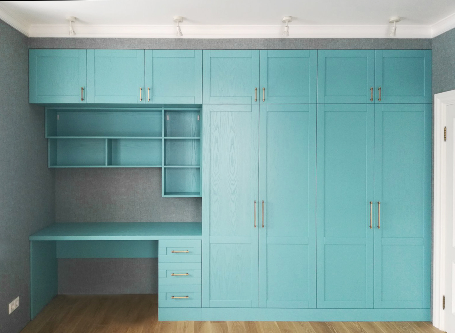 Детский распашной шкаф с рабочей зоной (шпон)