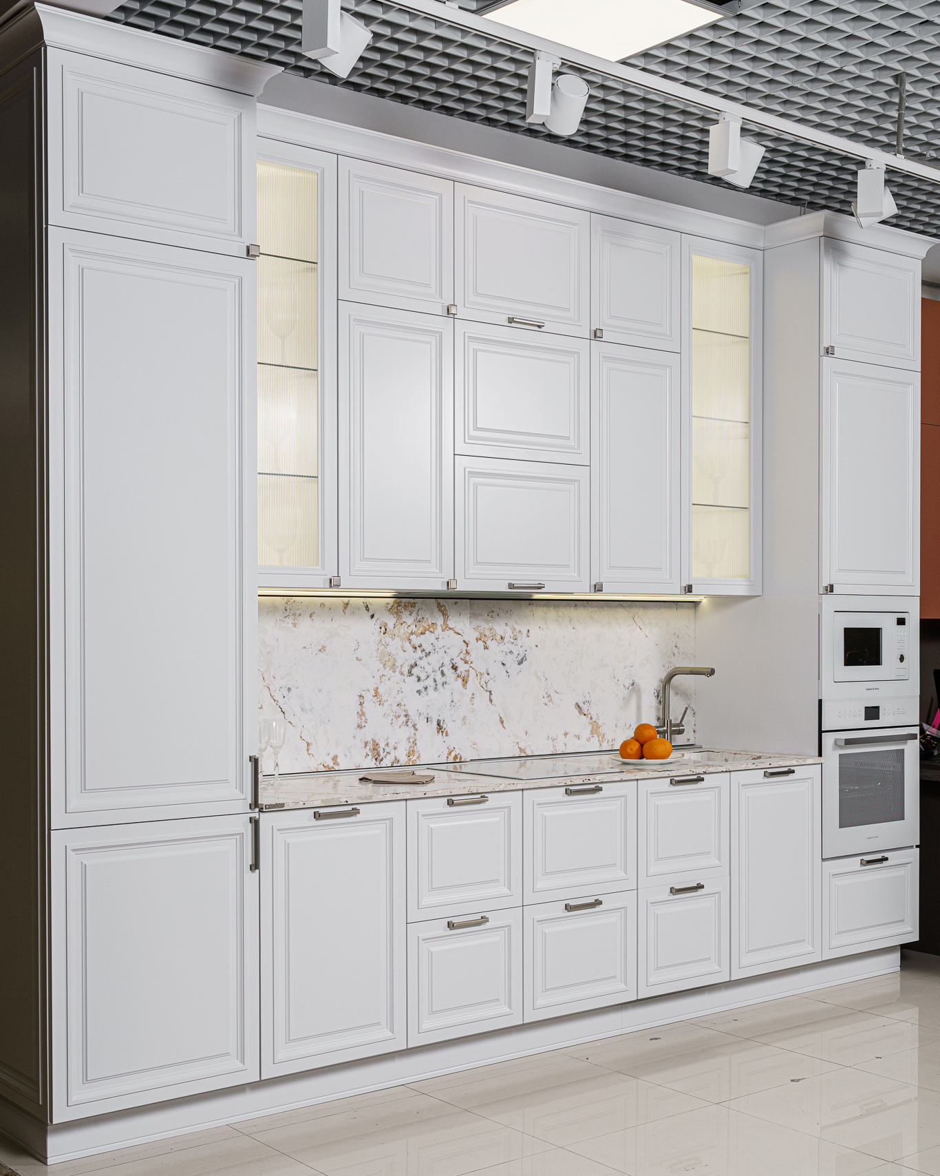 Прямая кухня с раздвижным каменным фартуком