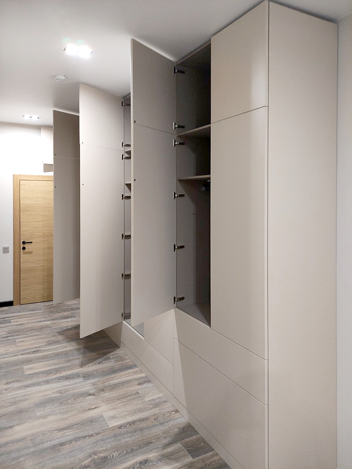 Распашной шкаф в прихожую 