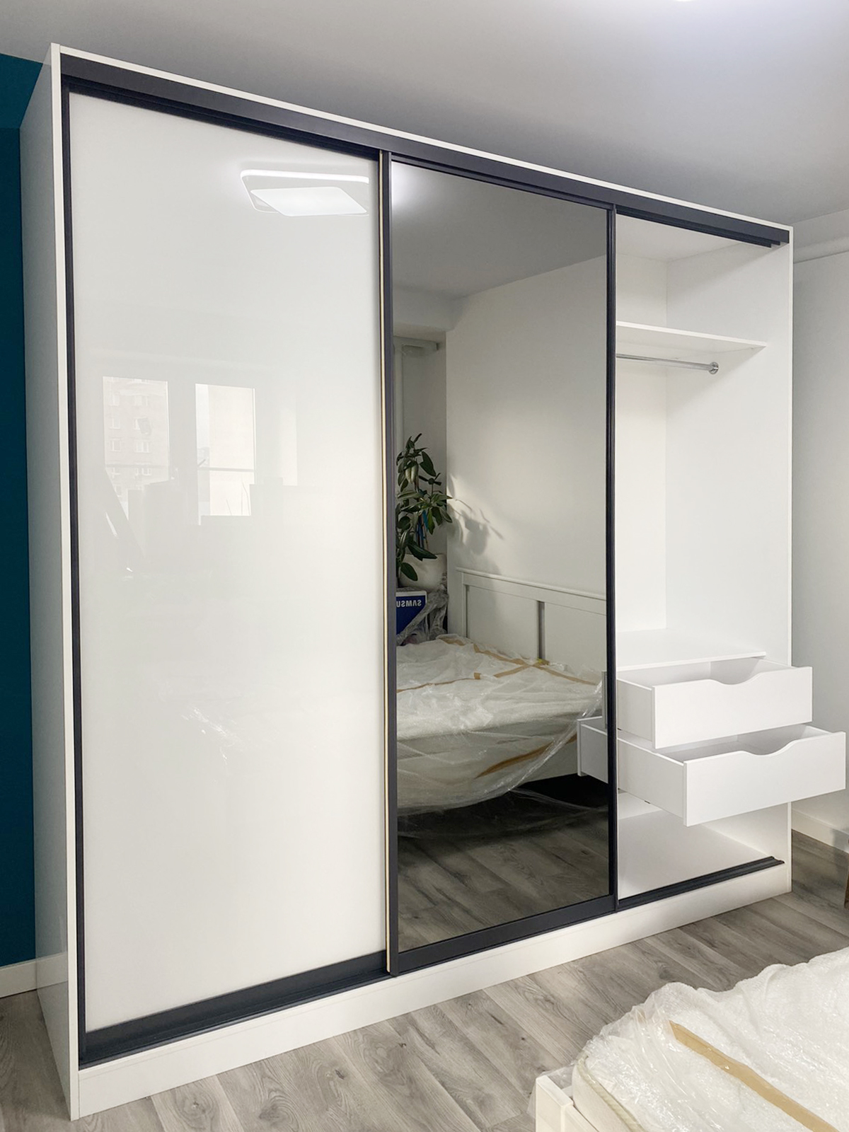 Шкаф-купе с зеркалом