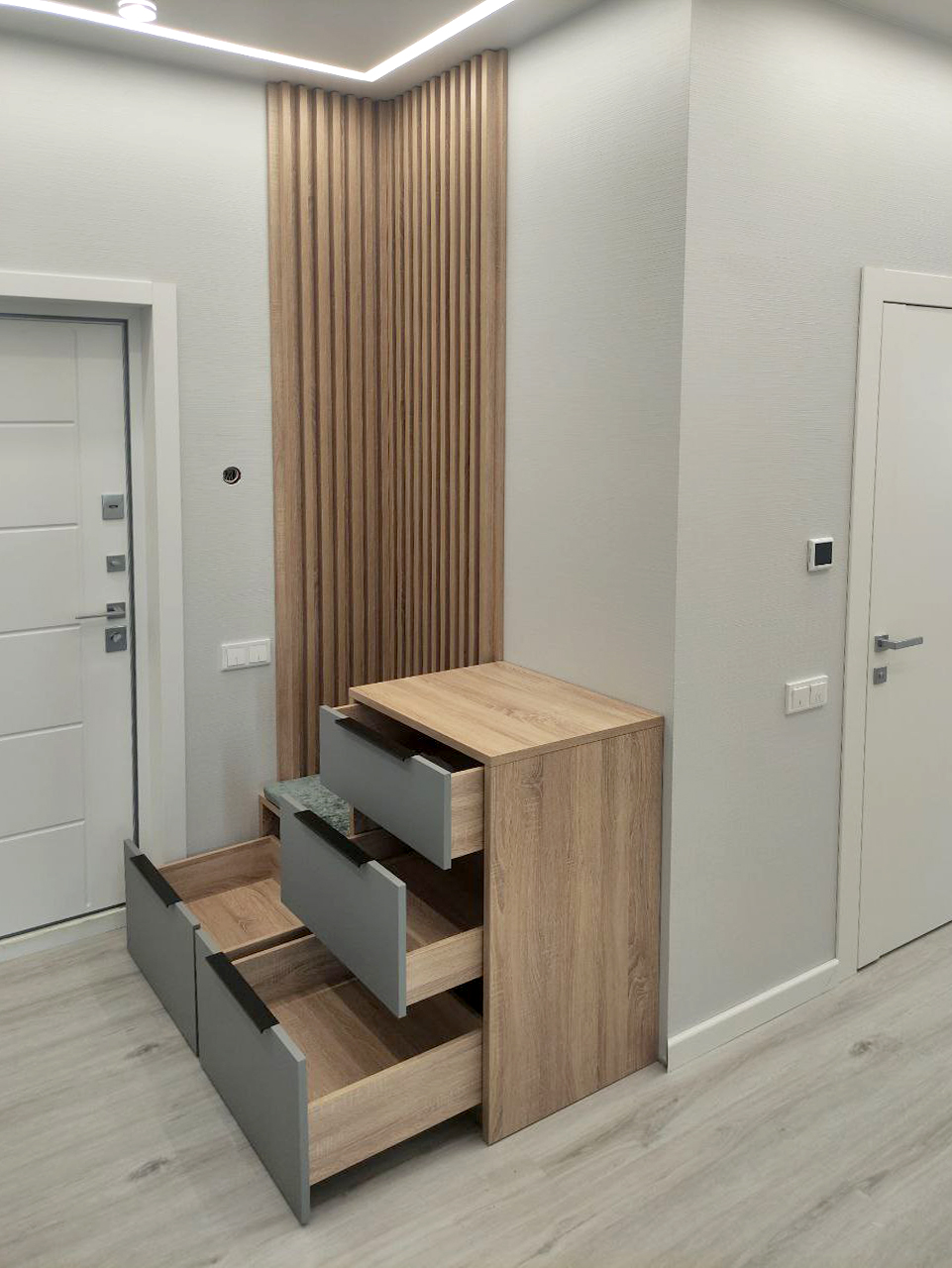 Прихожая с рейками