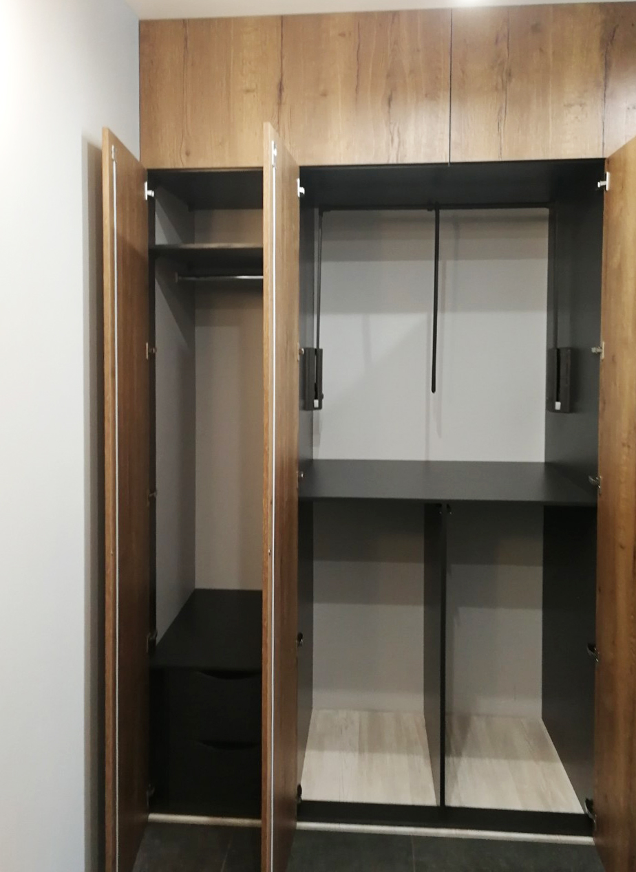 Распашной шкаф с глухими фасадами