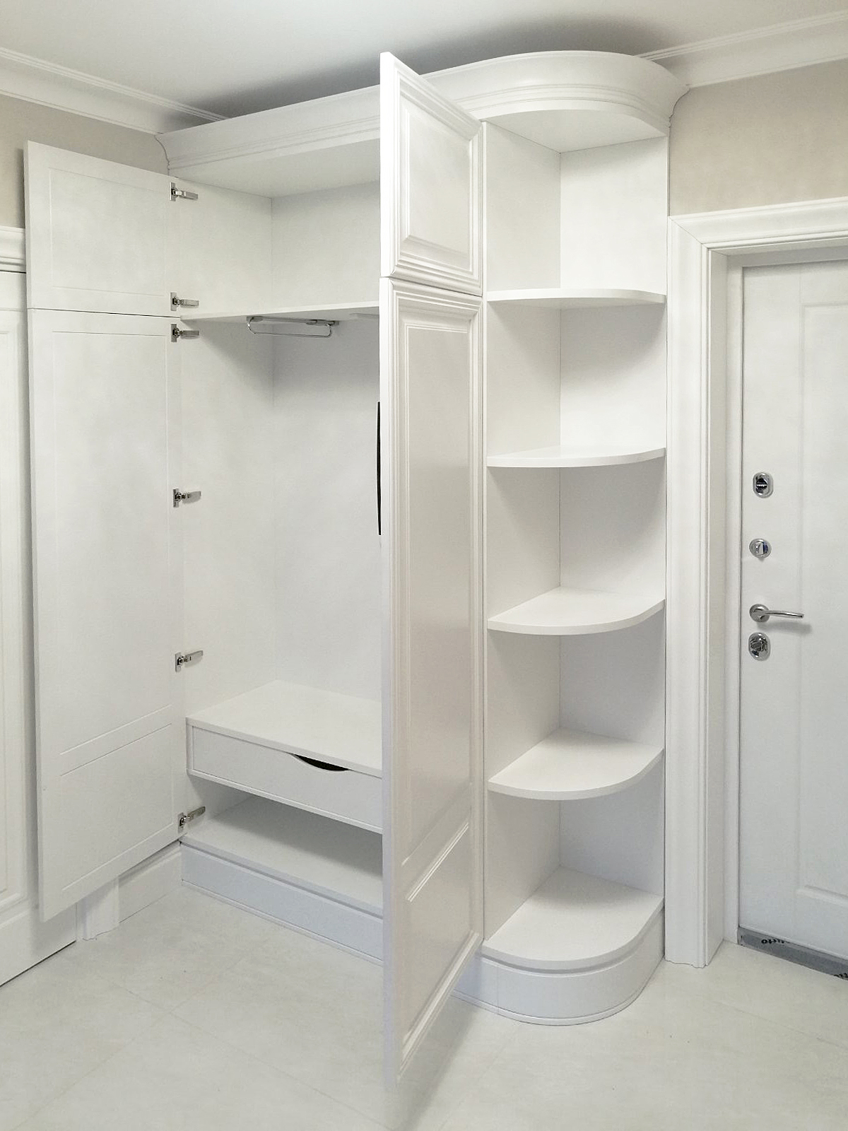 Распашной шкаф с фасадами из МДФ