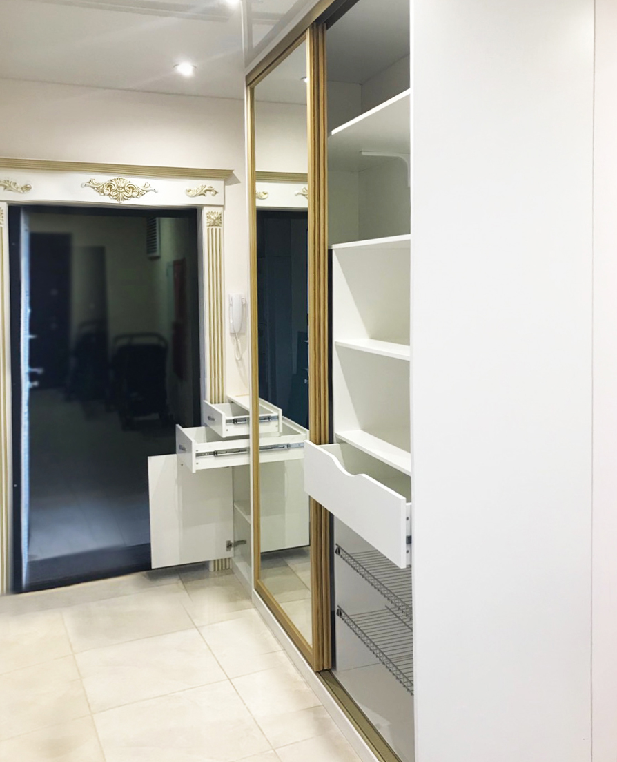 Шкаф-купе с зеркальными фасадами