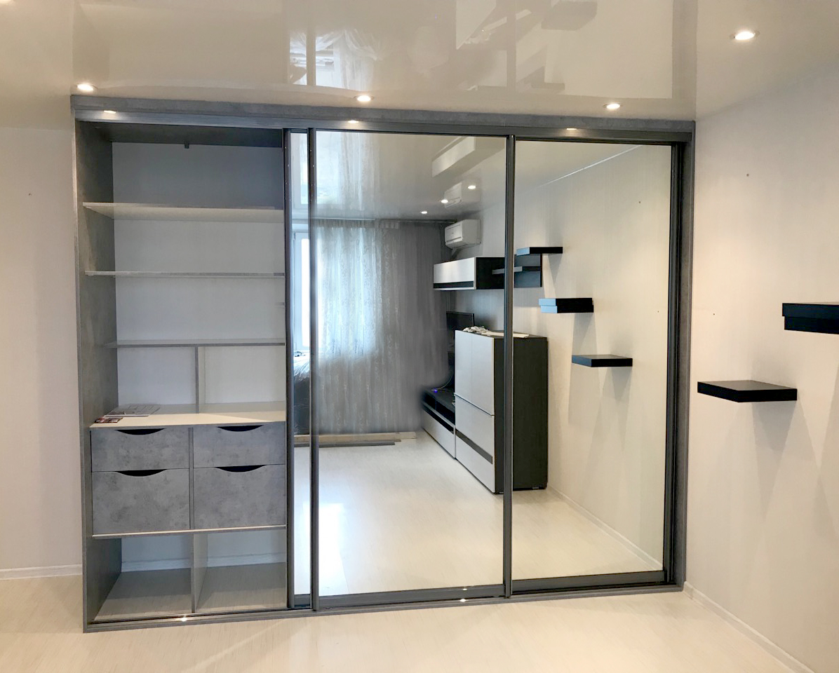 Шкаф-купе с зеркалом