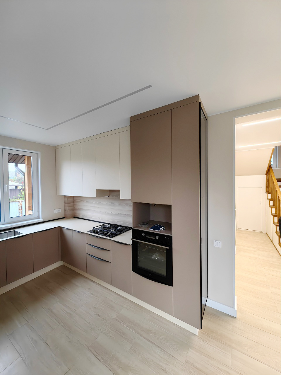 П-образная кухня с витриной