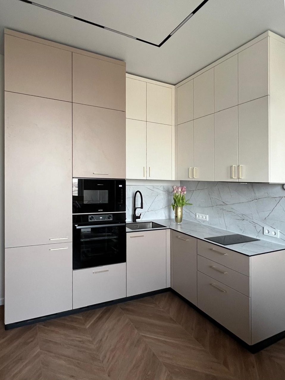 Угловая кухня в теплых тонах