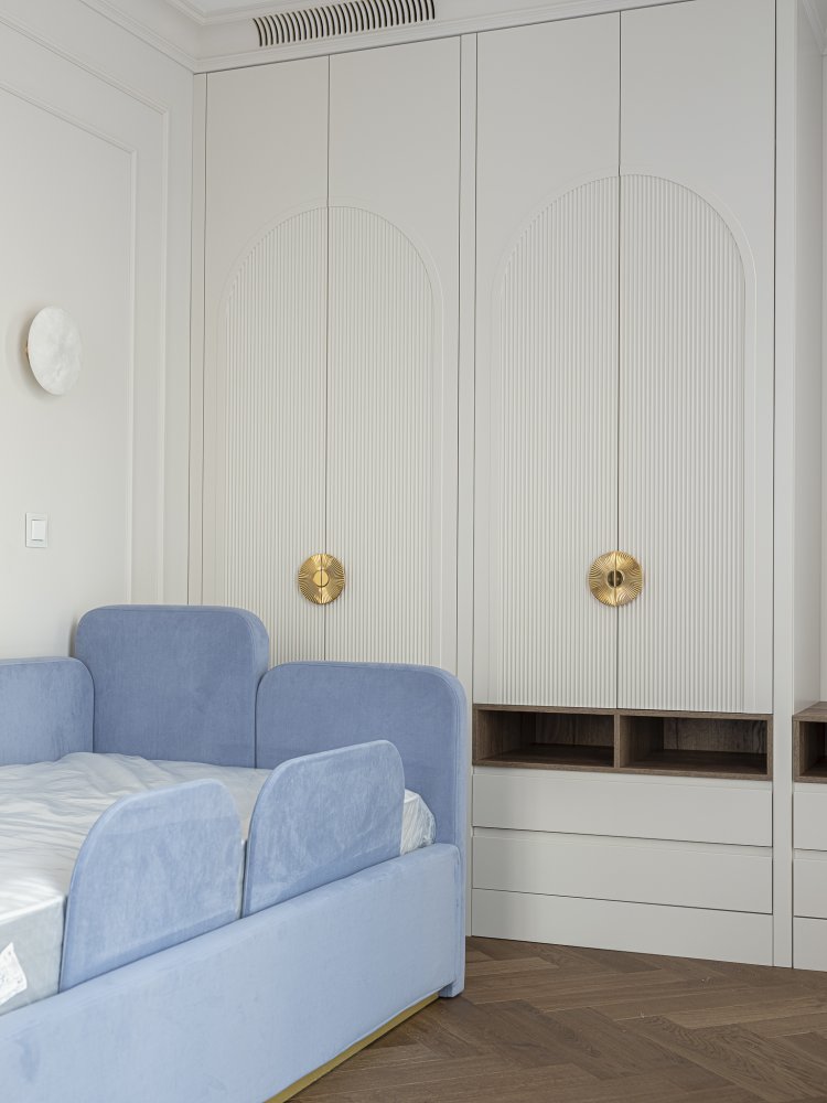 Распашной шкаф с фрезерованными фасадами