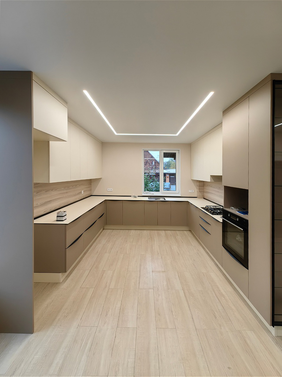 П-образная кухня с витриной