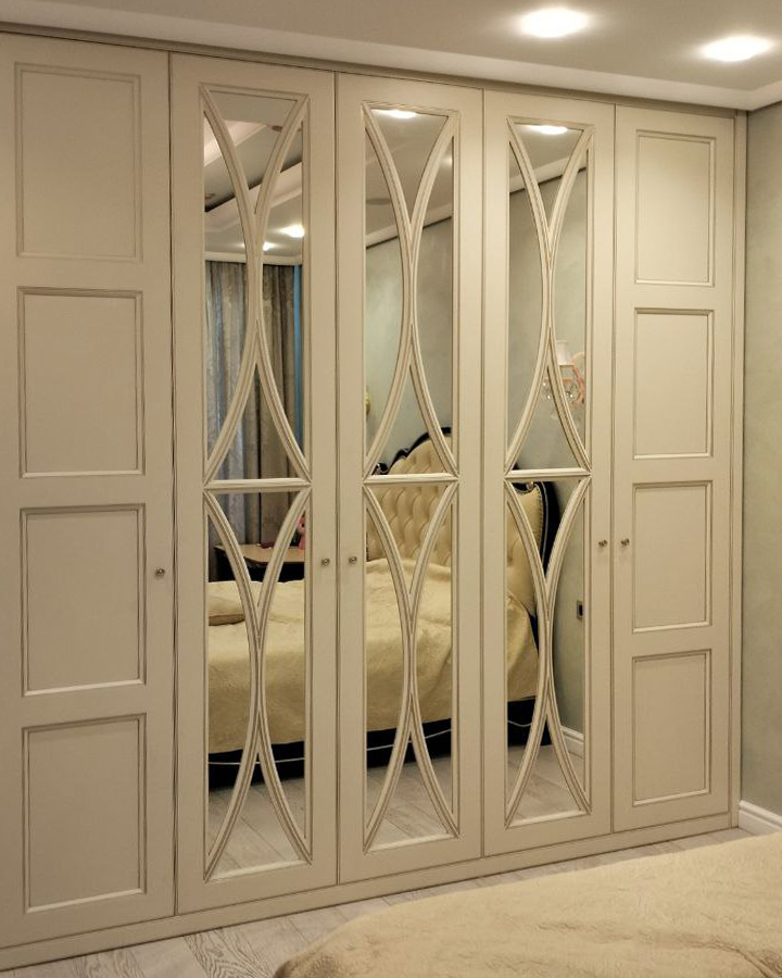 Встроенный распашной шкаф