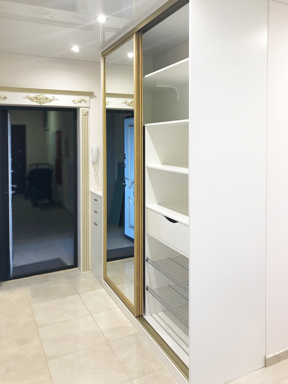 Шкаф-купе с зеркальными фасадами