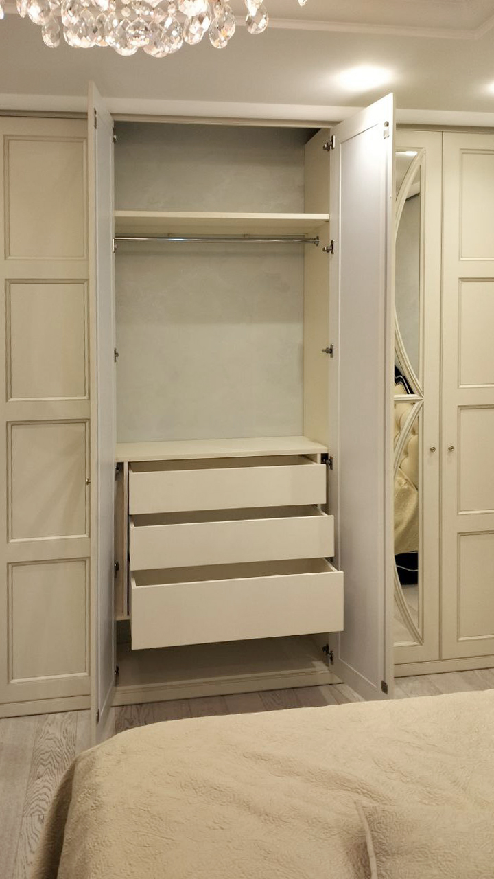 Встроенный распашной шкаф