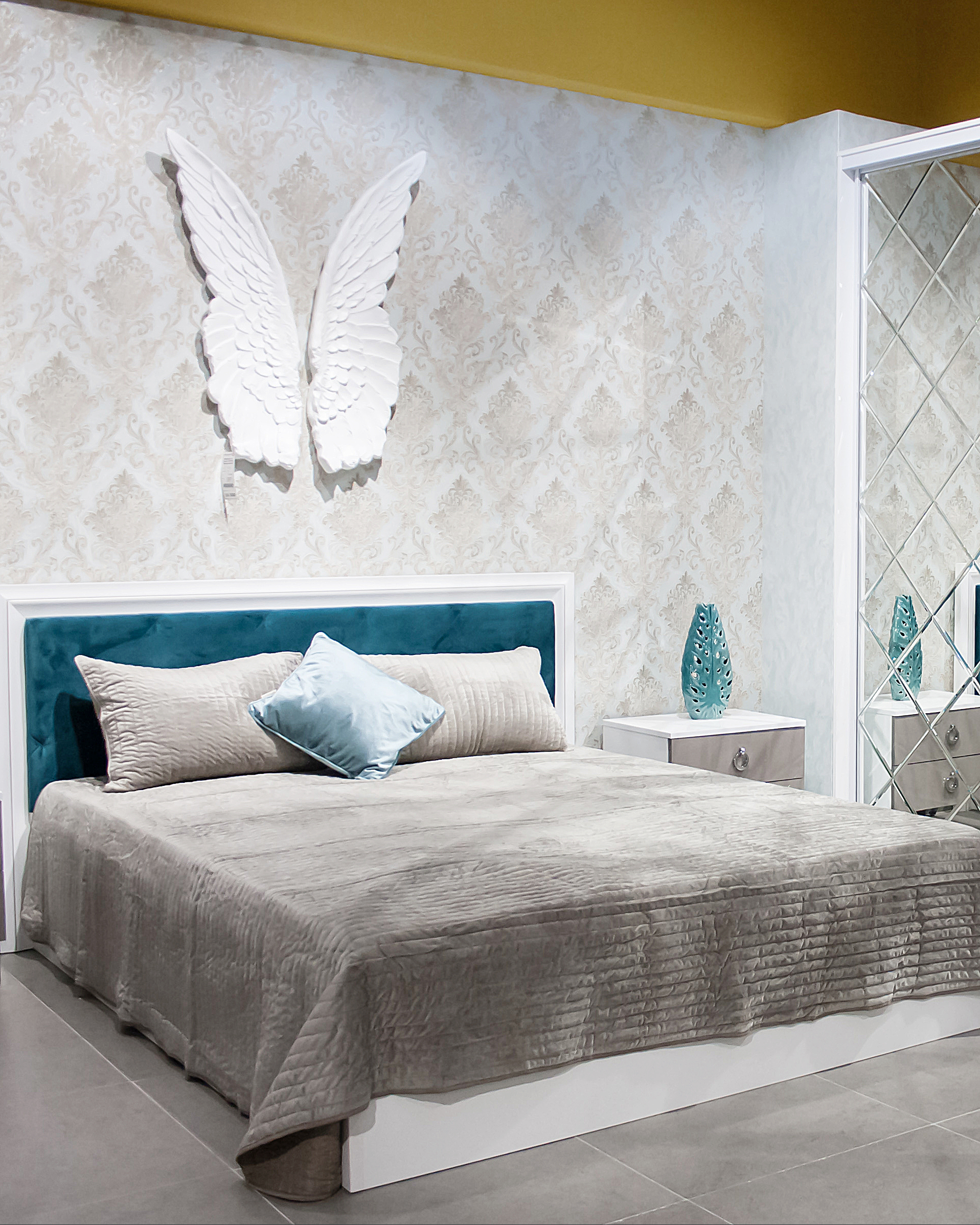 Кровать с мягким изголовьем (элементом)