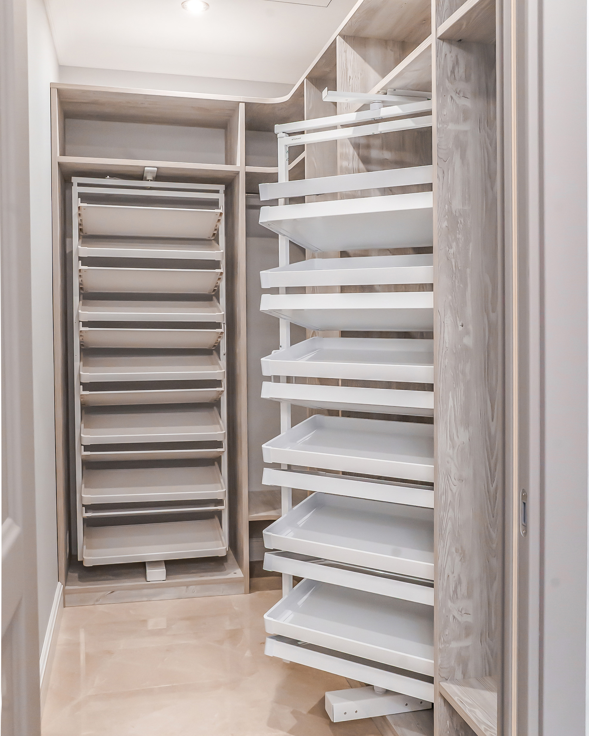 Гардеробная с поворотными обувницами