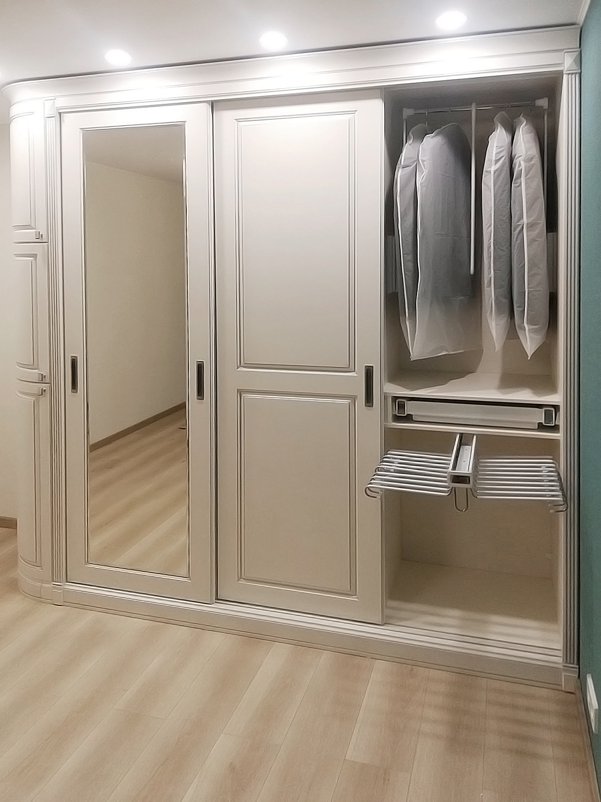 Шкаф-купе с радиусными фасадами из МДФ