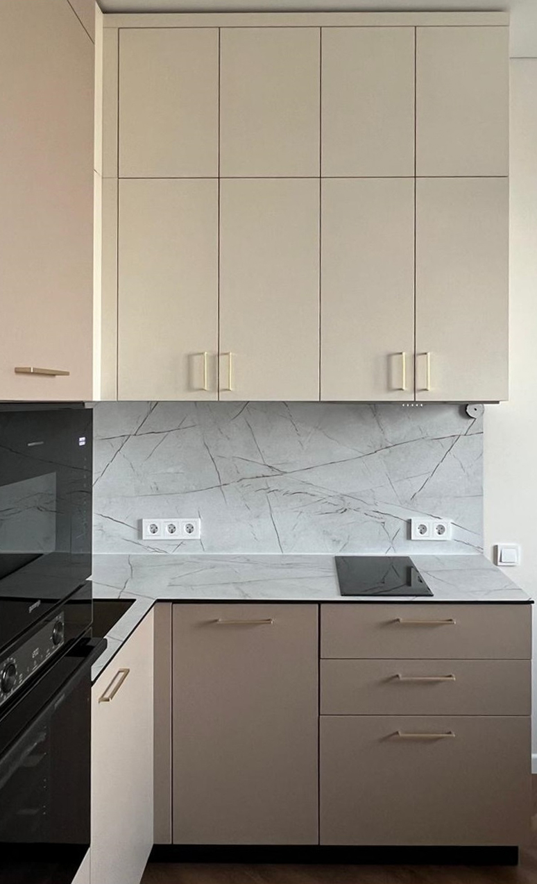 Угловая кухня в теплых тонах