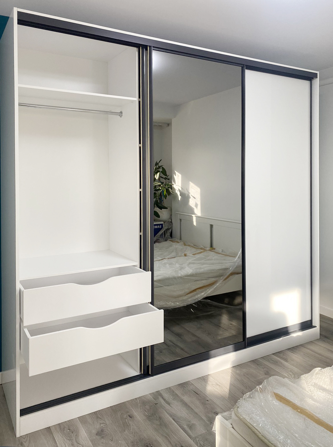 Шкаф-купе с зеркалом