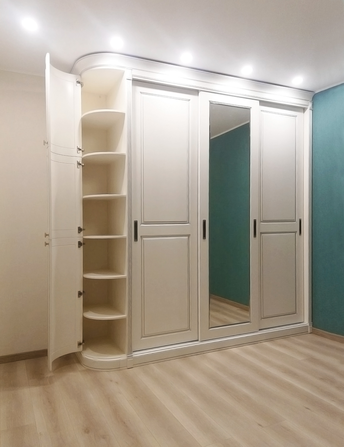 Шкаф-купе с радиусными фасадами из МДФ