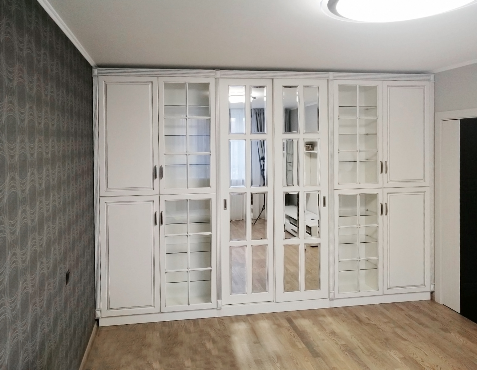 Распашной шкаф с классическими фасадами