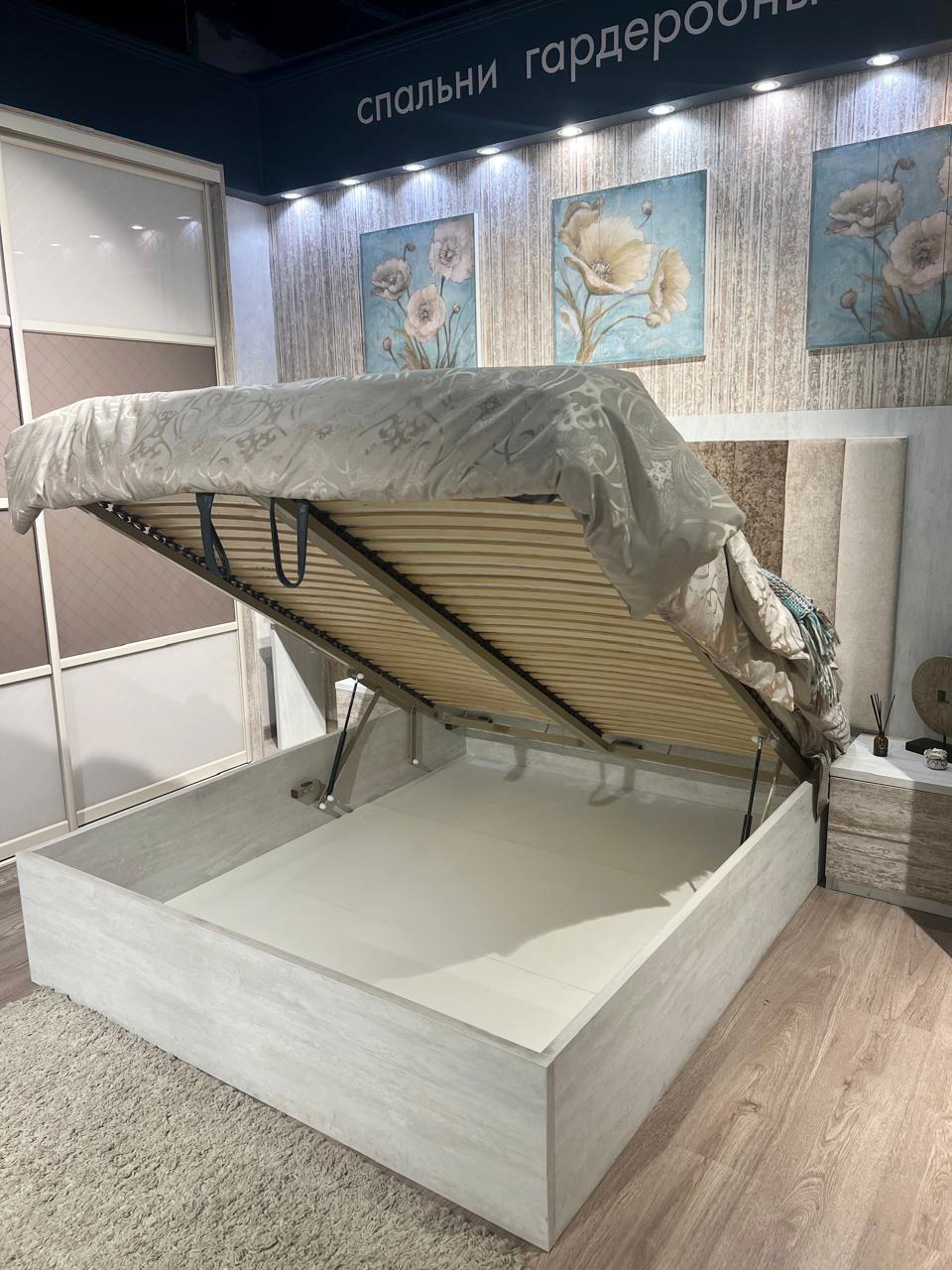 Кровать с мягким изголовьем