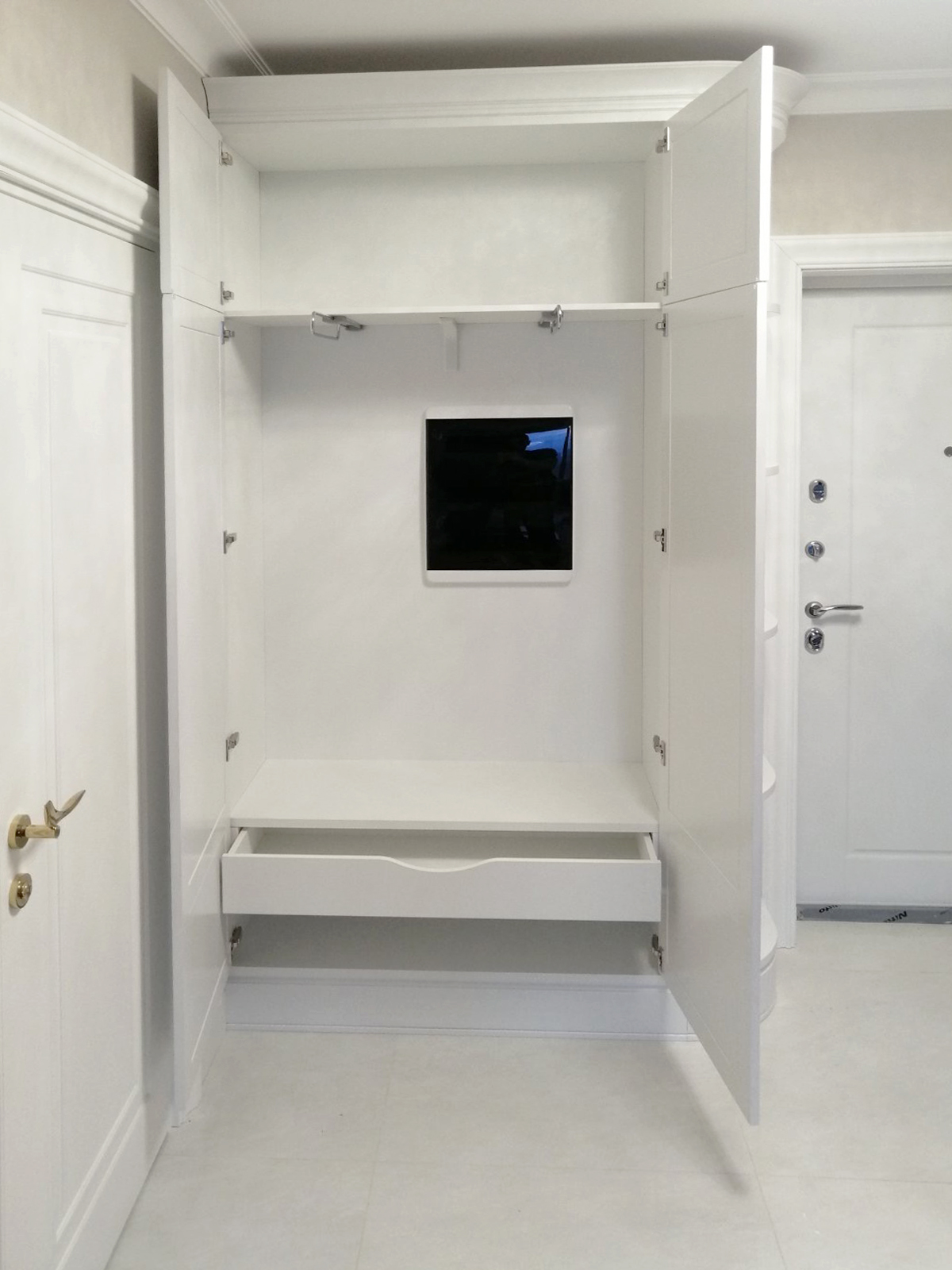 Распашной шкаф с фасадами из МДФ