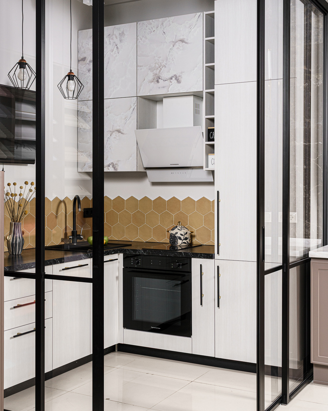 Угловая кухня с раздвижной перегородкой 