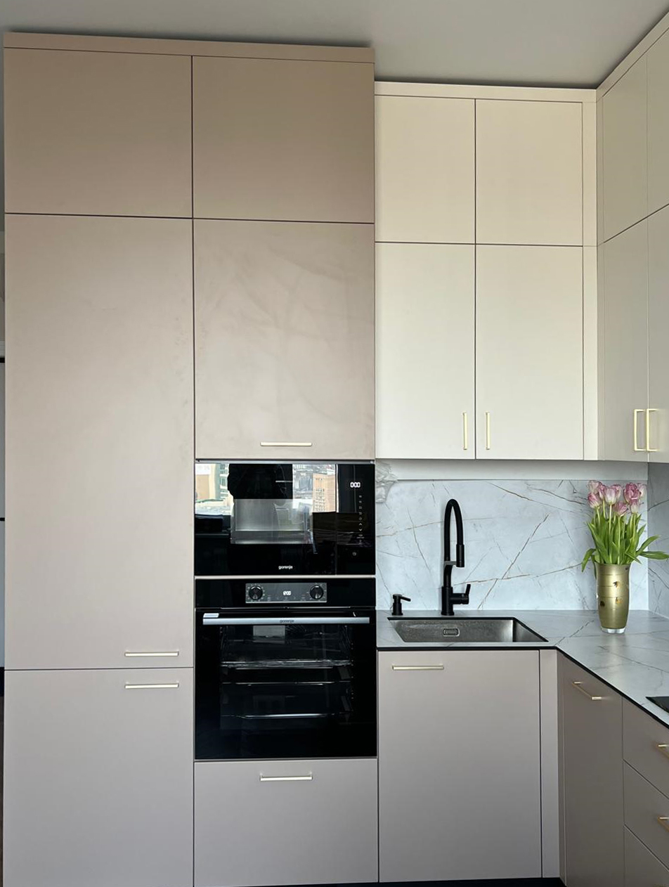 Угловая кухня в теплых тонах