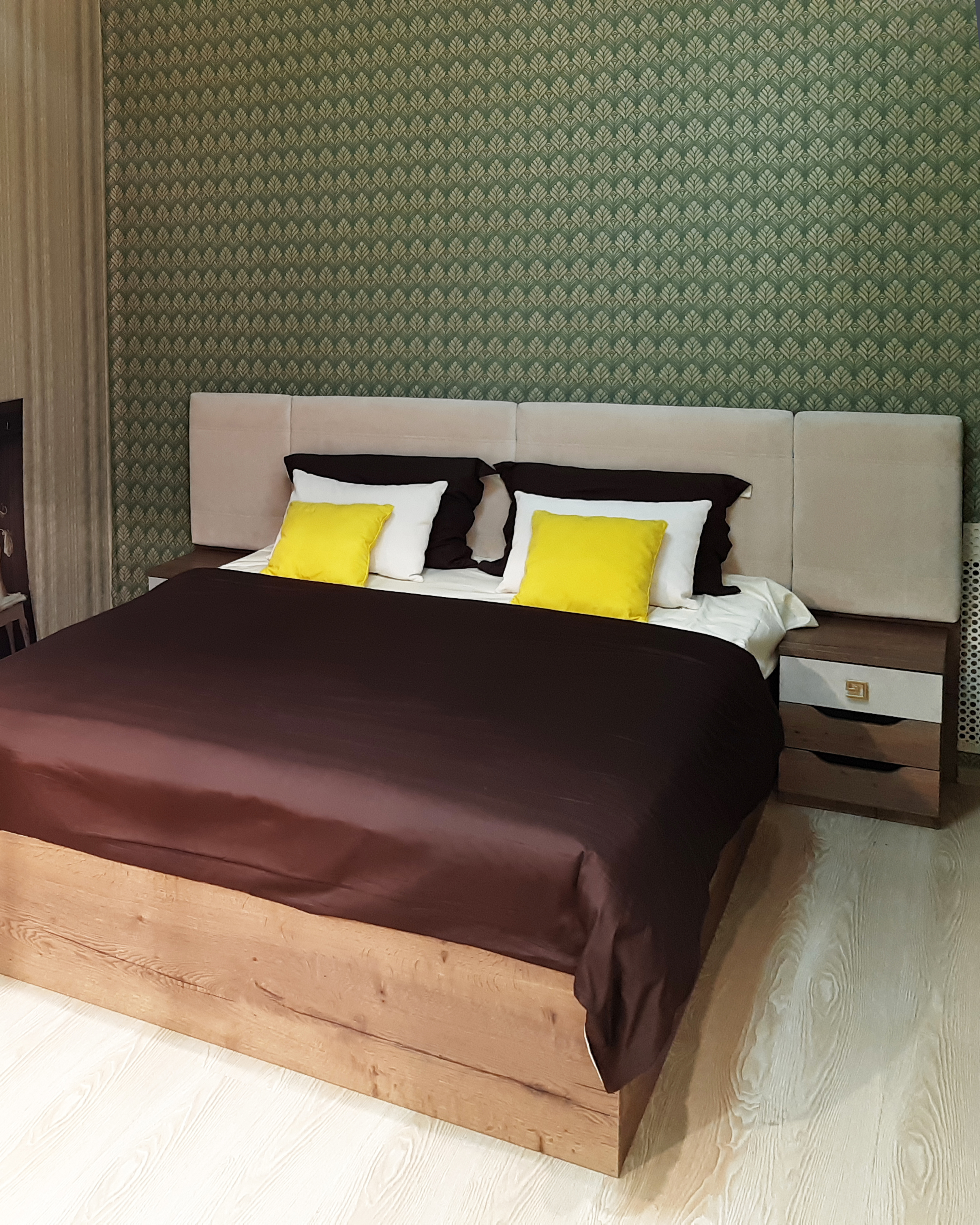 Кровать с мягким изголовьем (элементом) и подъемным механизмом