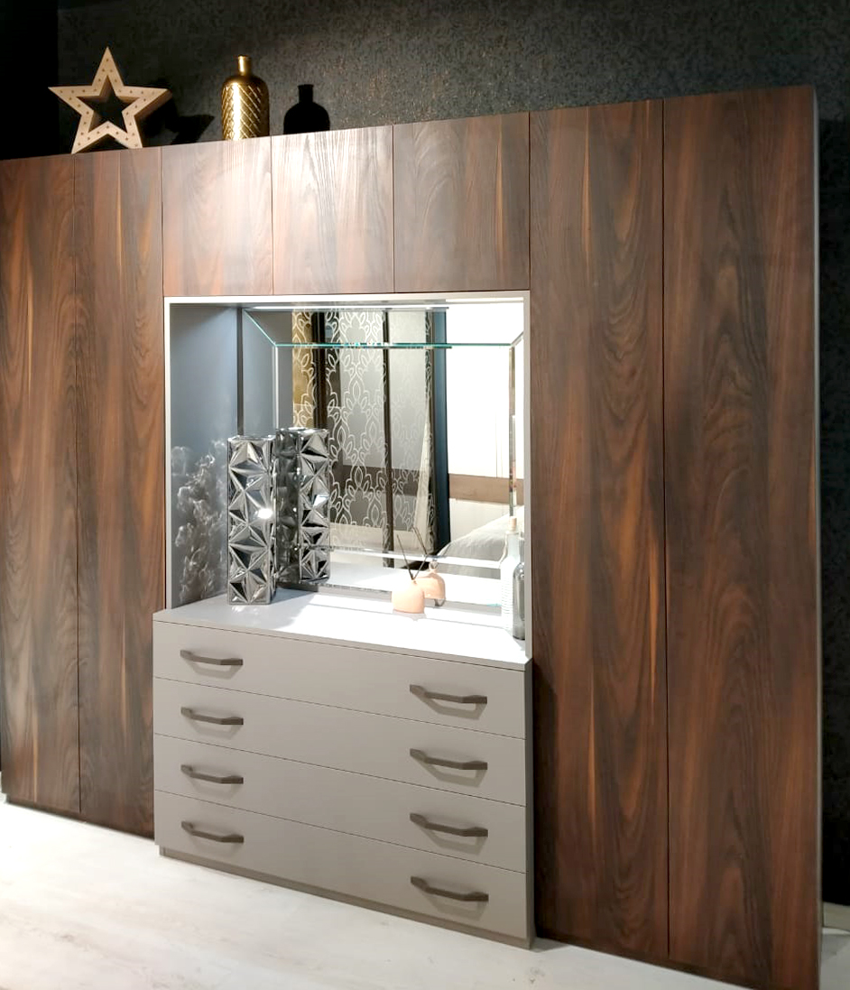 Распашной шкаф с глухими фасадами