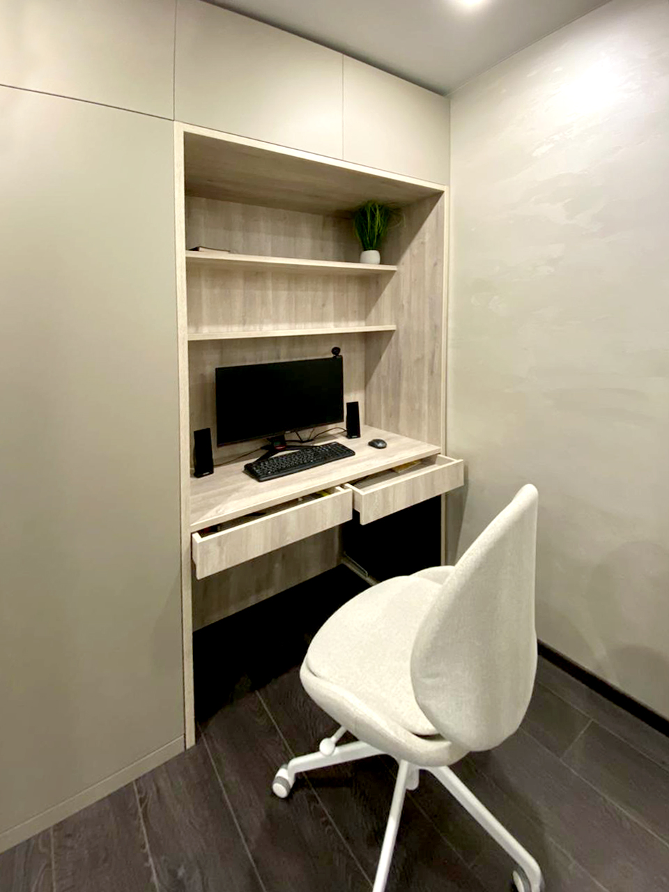 Распашной шкаф со встроенной рабочей зоной 