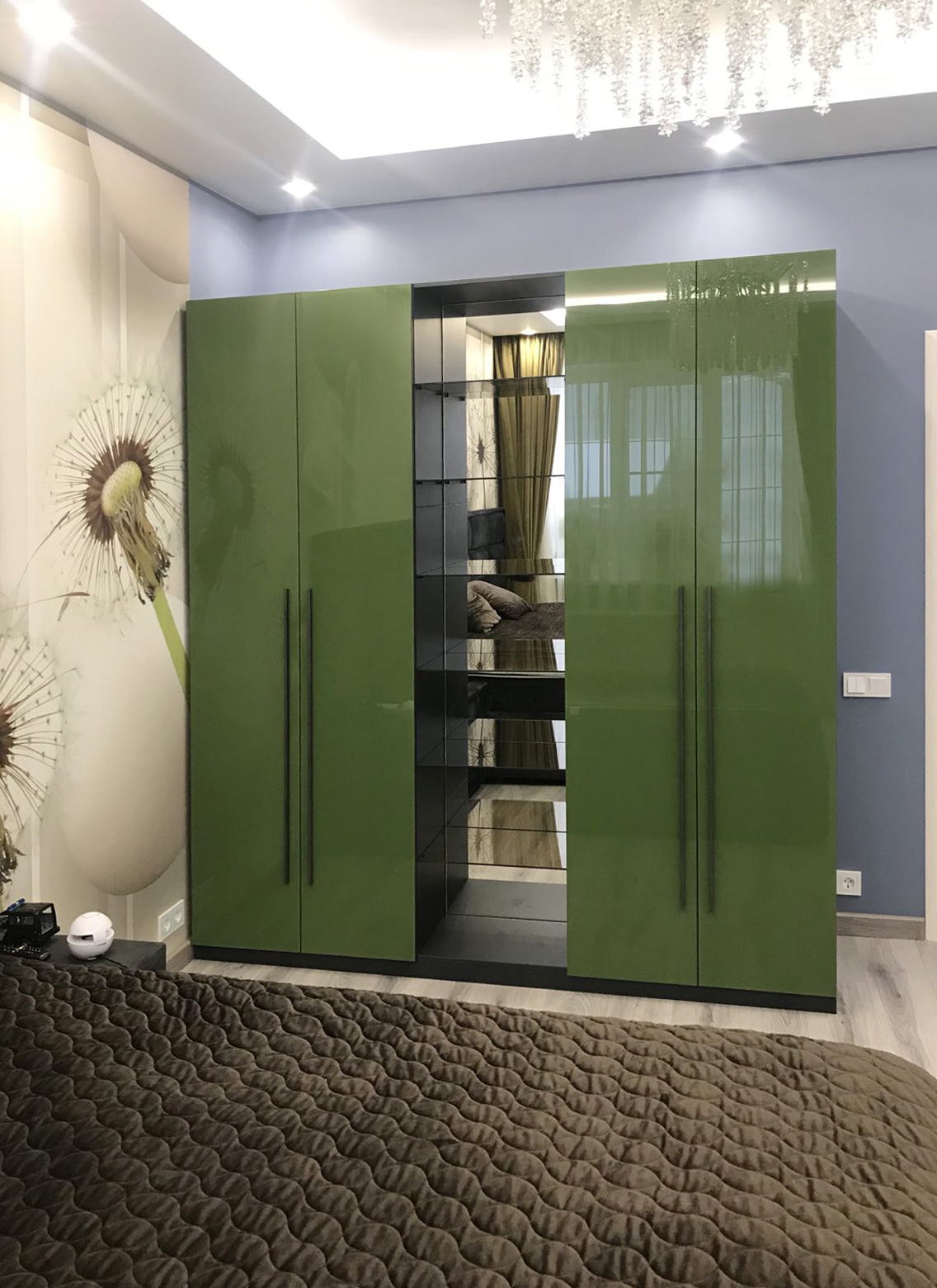 Распашной шкаф со стеклянными фасадами