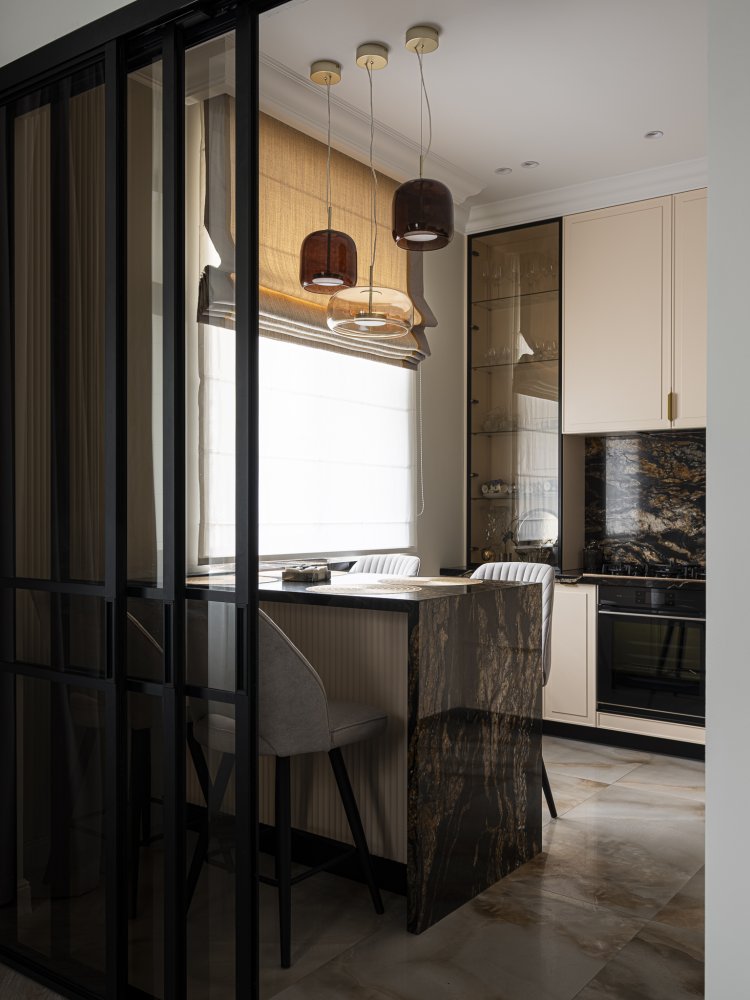 Угловая кухня с островом и столешницей из камня