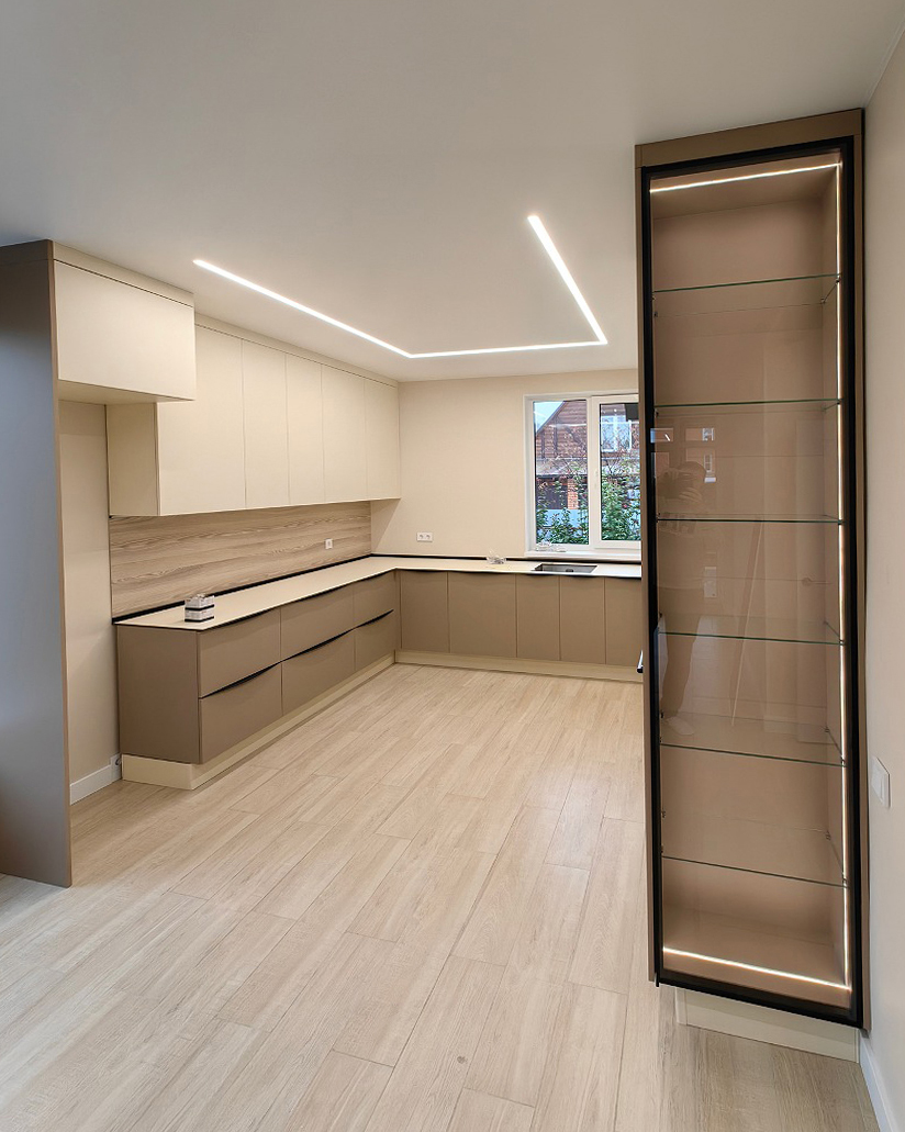 П-образная кухня с витриной