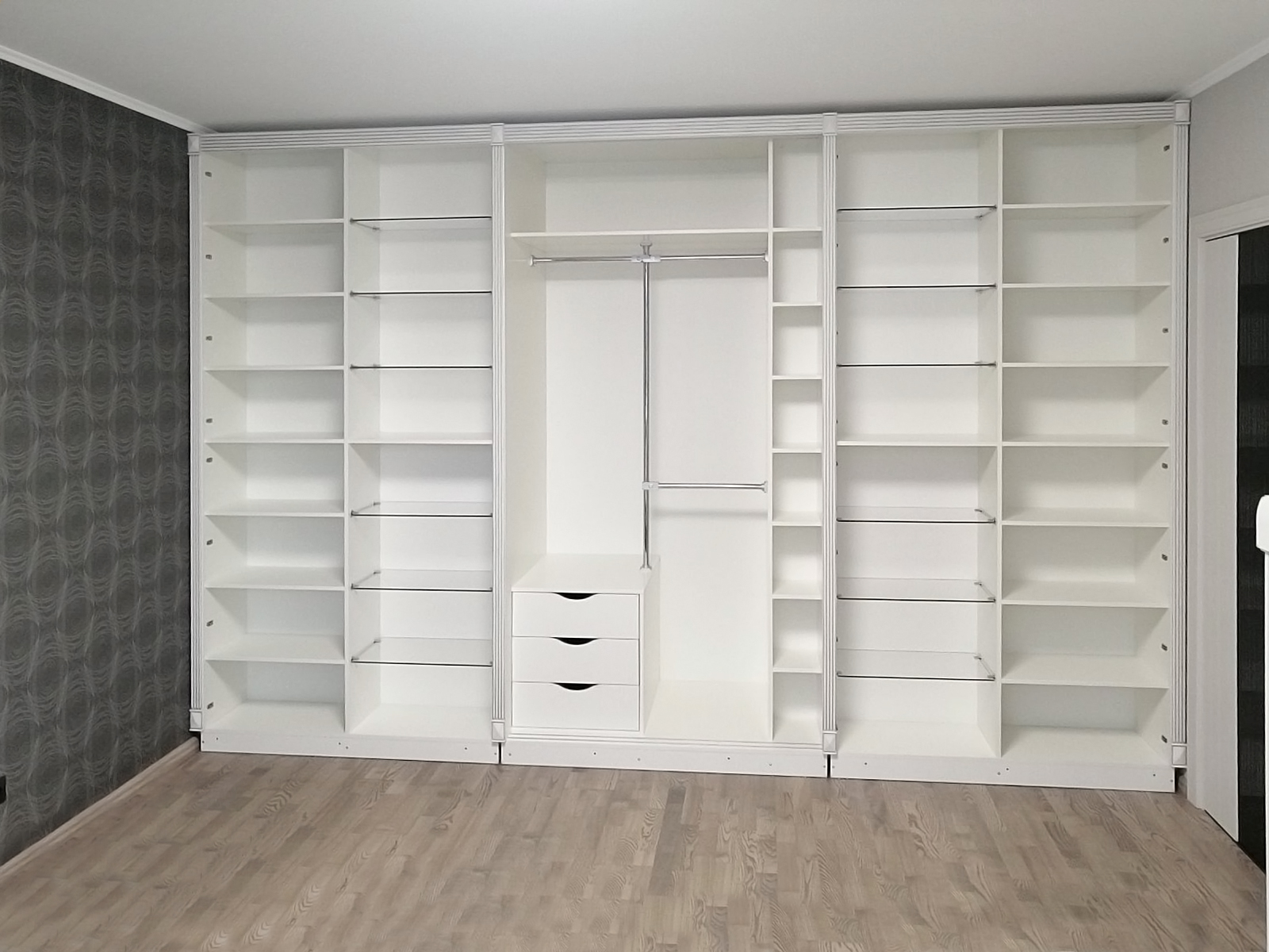 Распашной шкаф с классическими фасадами