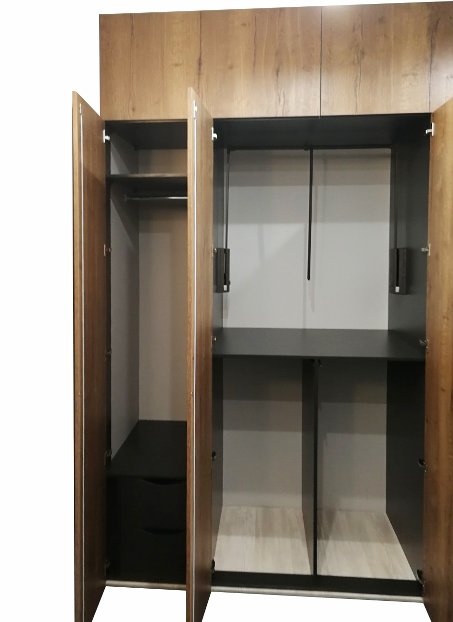 Распашной шкаф с глухими фасадами