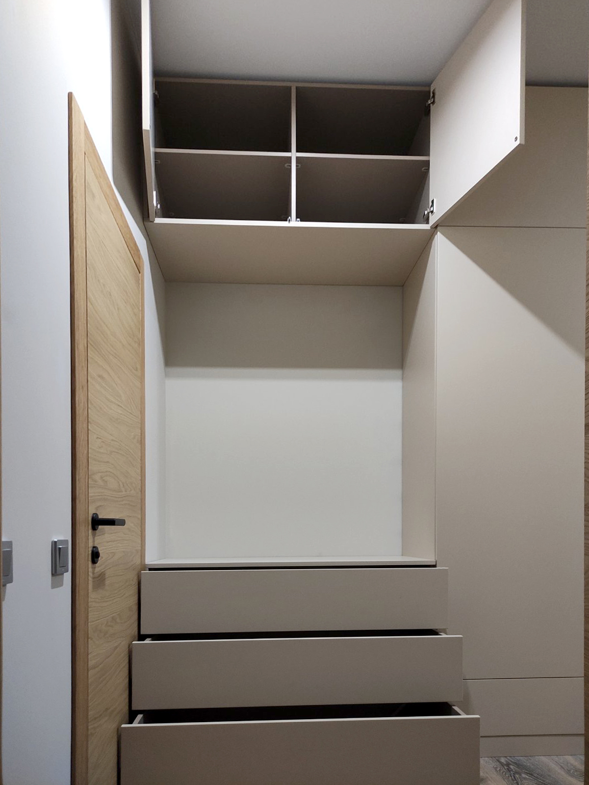 Распашной шкаф в прихожую 