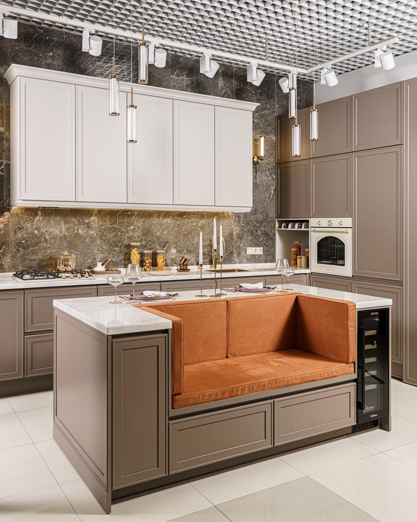 Угловая кухня с островом