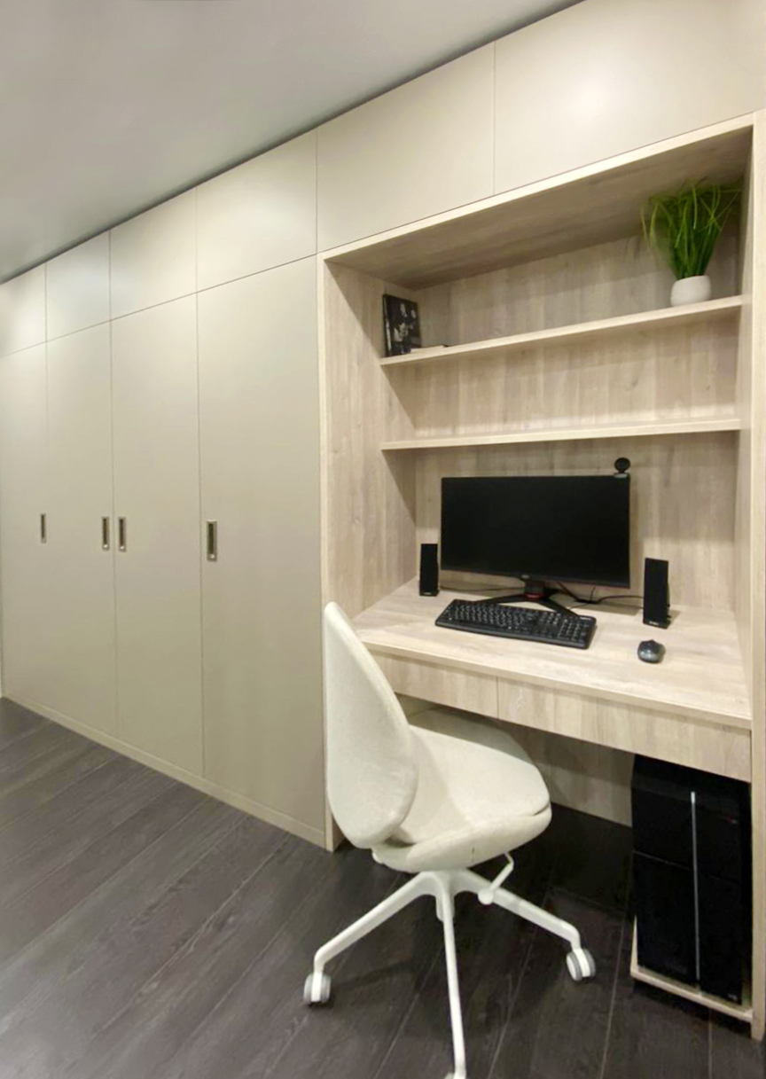 Распашной шкаф со встроенной рабочей зоной 