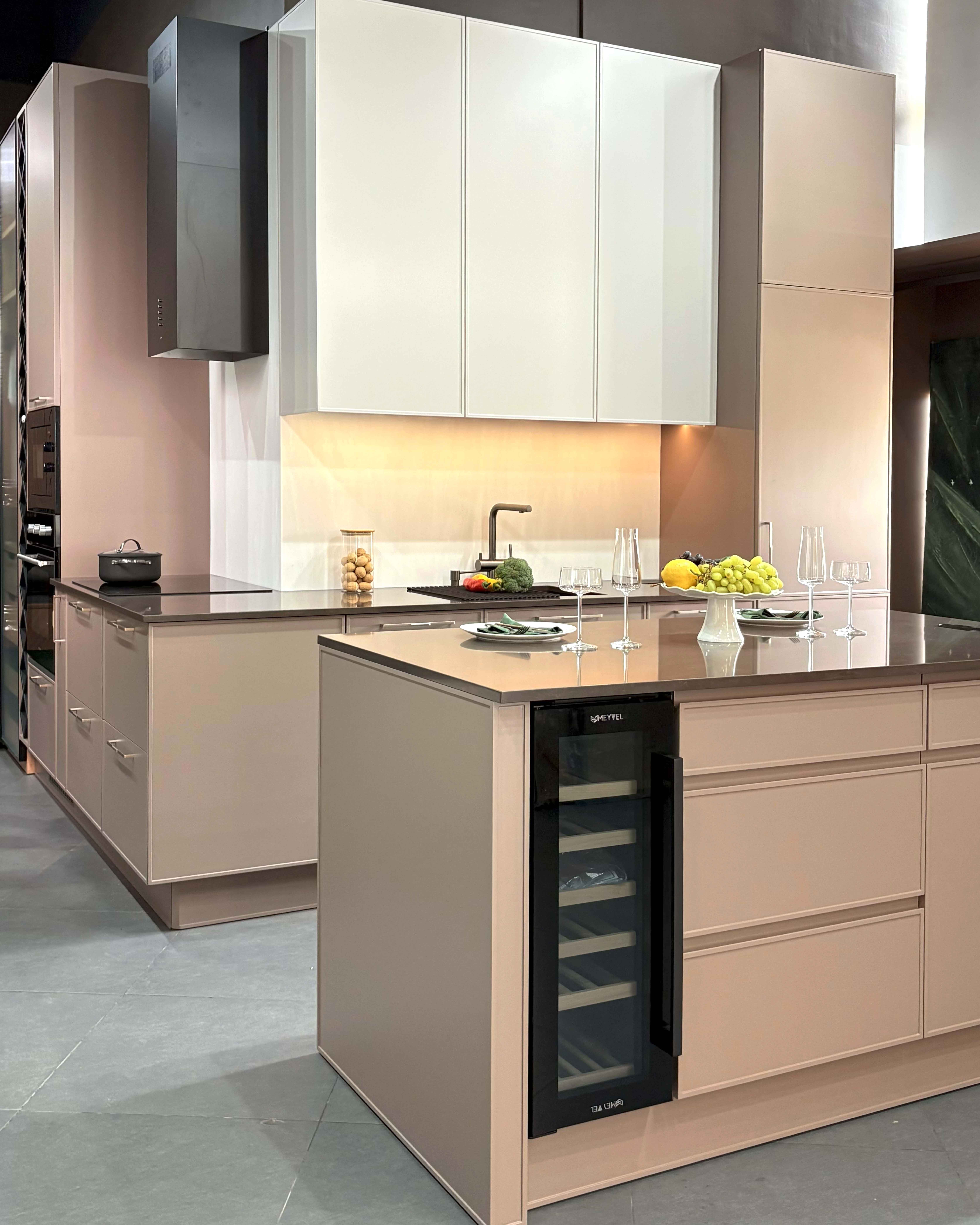 Угловая кухня с островом