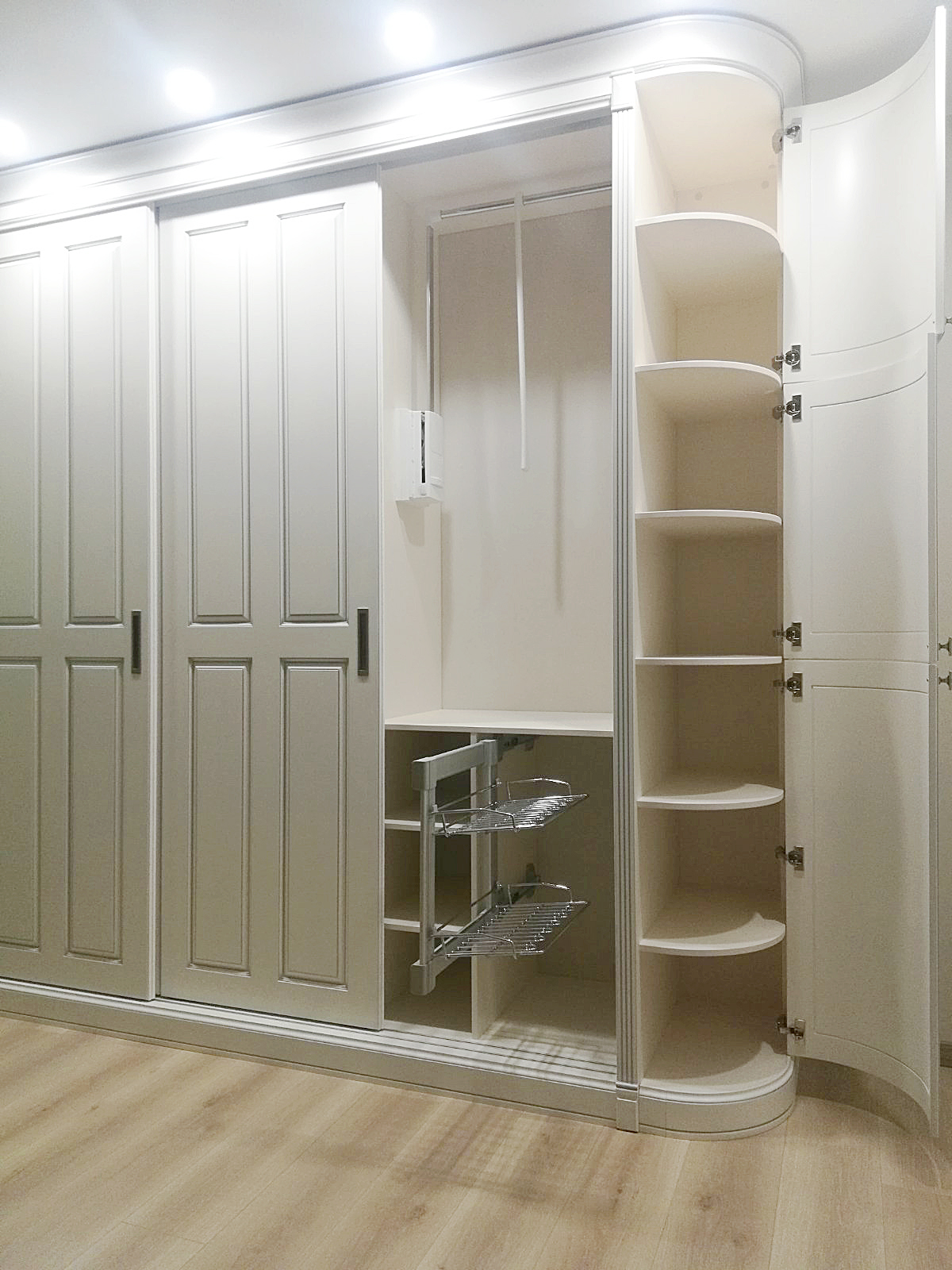 Радиусный шкаф-купе с МДФ фасадами