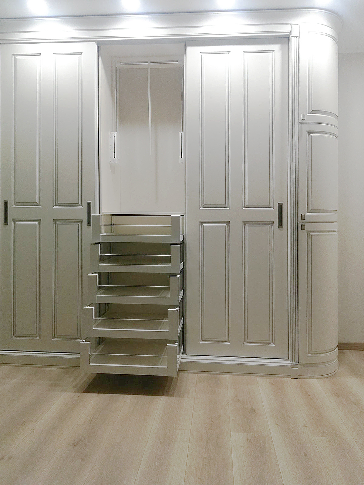 Радиусный шкаф-купе с МДФ фасадами