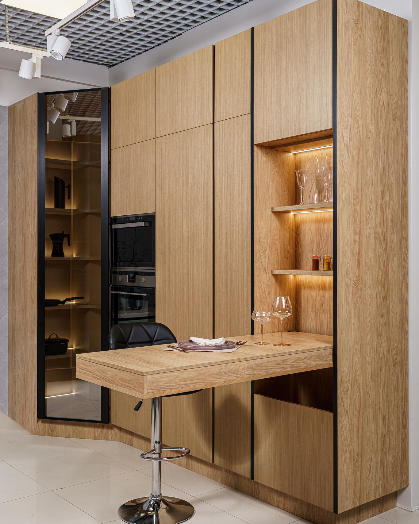 Кухня из шпона с откидным столом