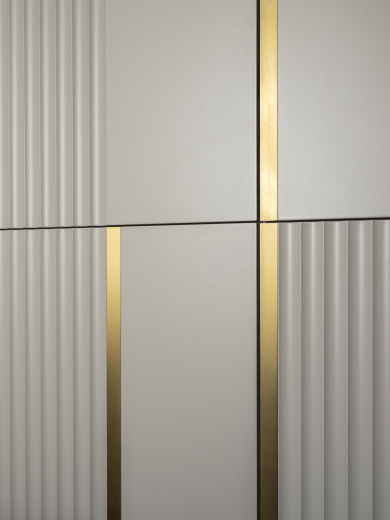 Встроенный шкаф с латунными молдингами