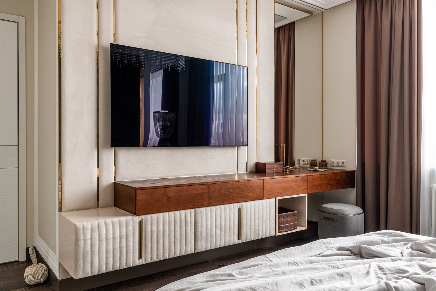 Мебель в спальню. Навесная консоль