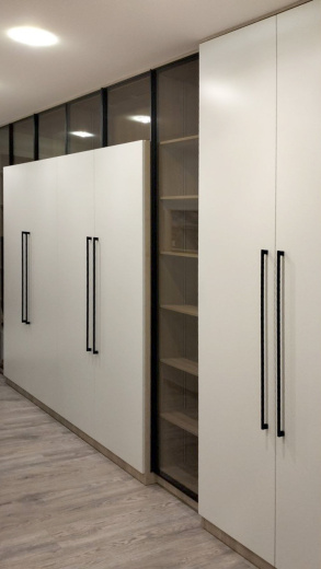 Корпусная прихожая с распашными фасадами