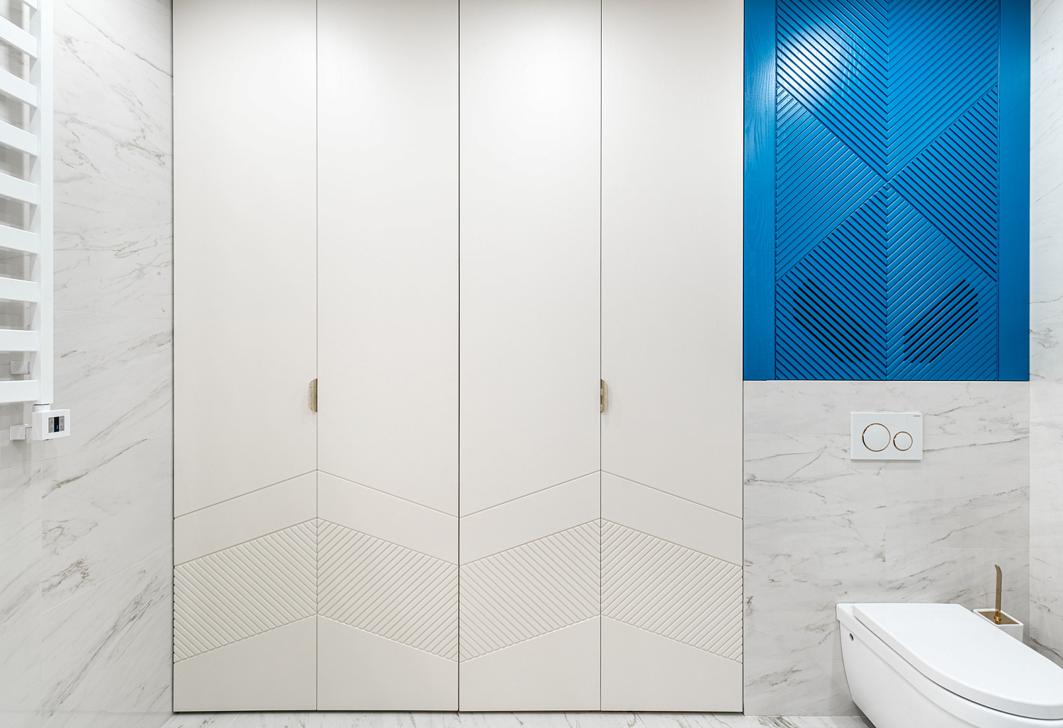 Складной шкаф из шпона в ванную комнату