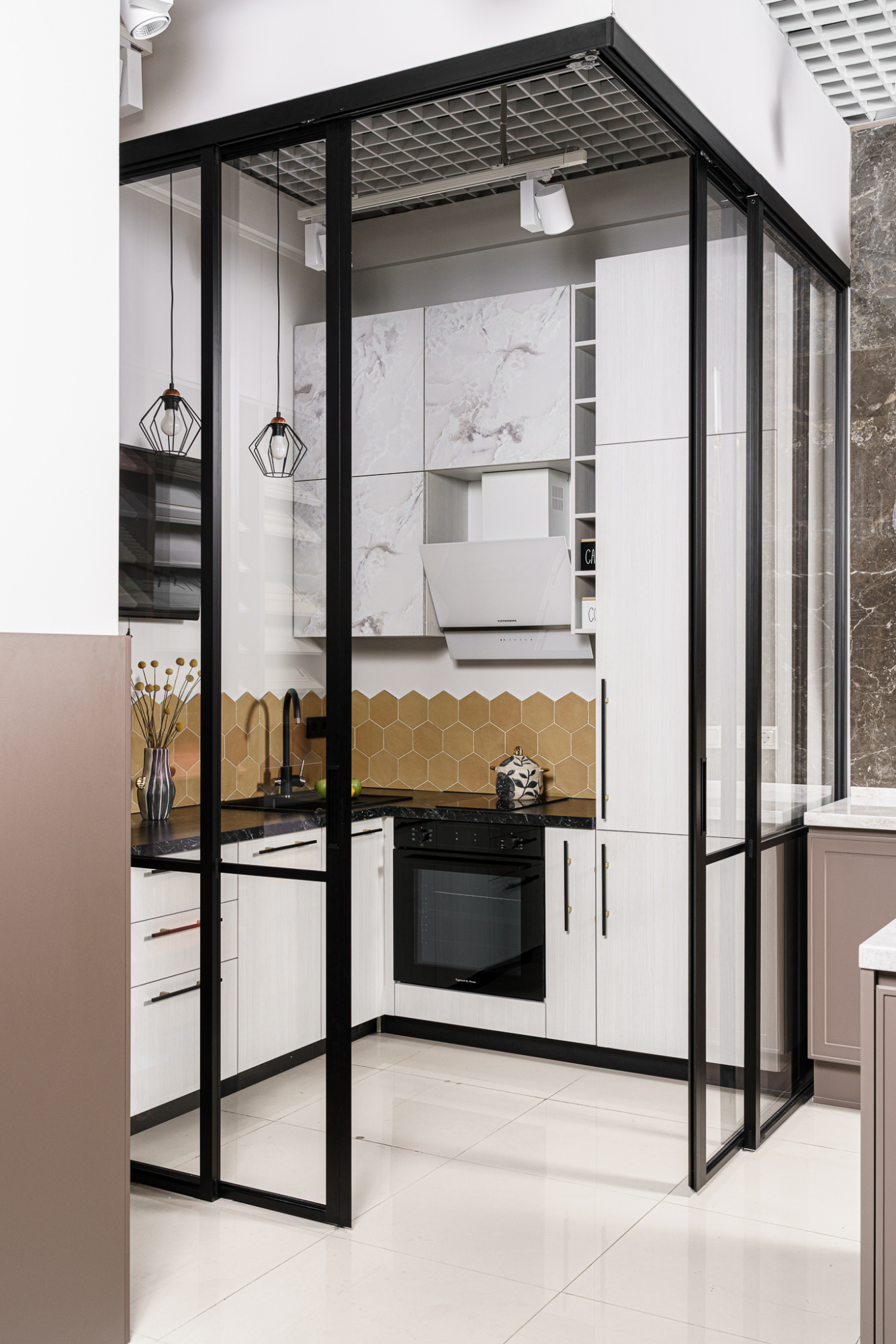 Угловая кухня с раздвижной перегородкой 