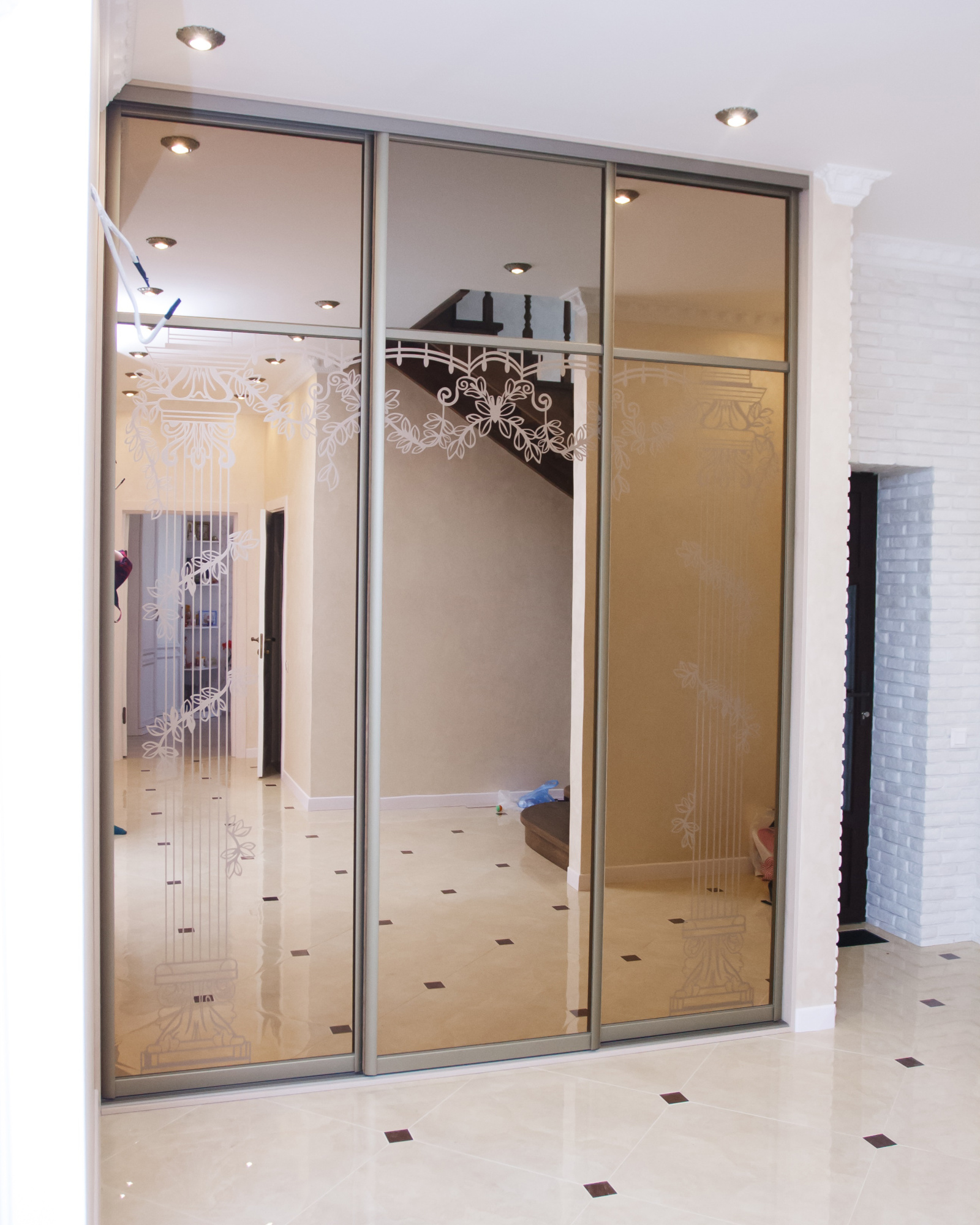 Шкаф-купе с зеркальными фасадами